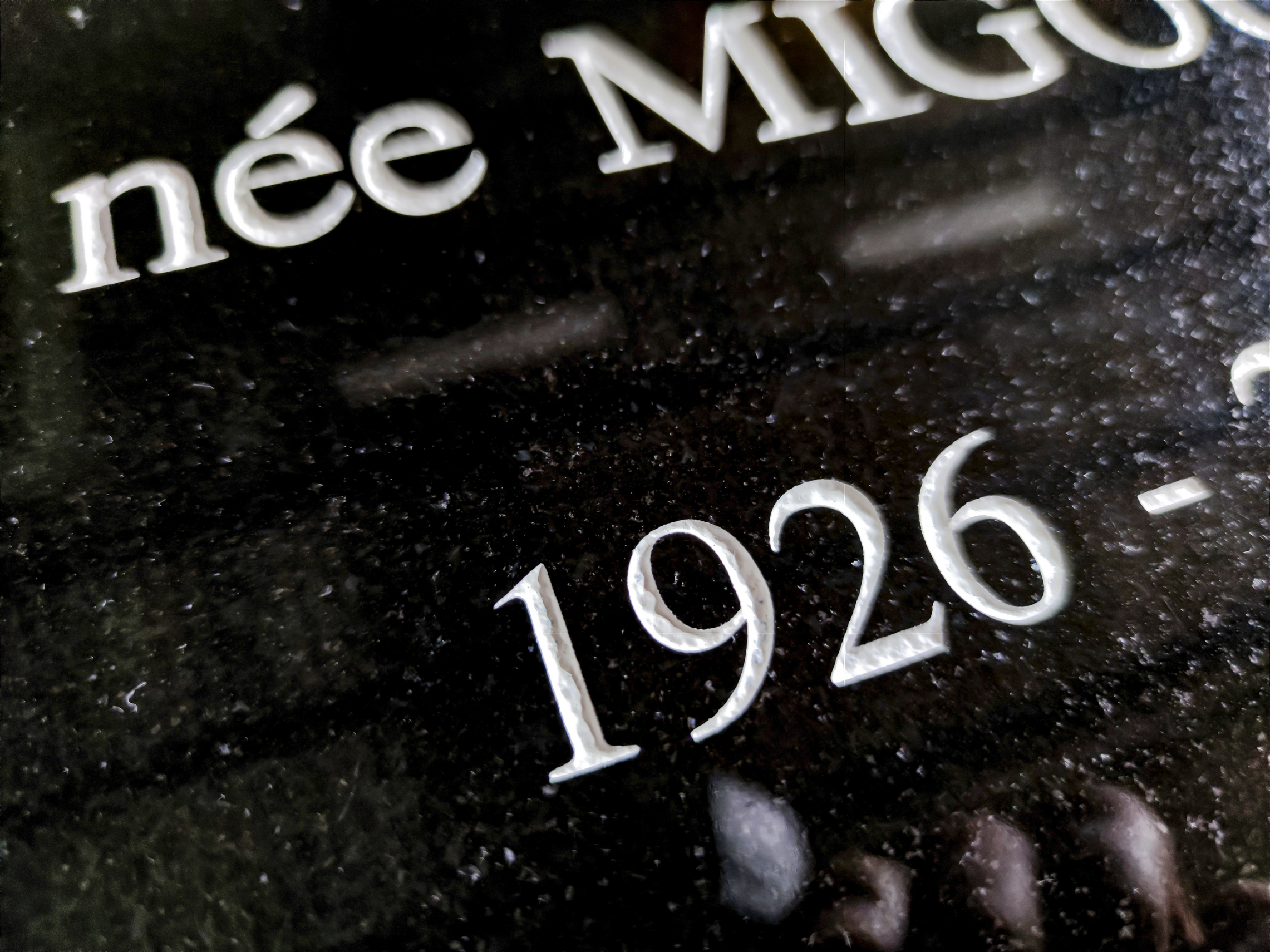 Gravure funéraire à la peinture blanche