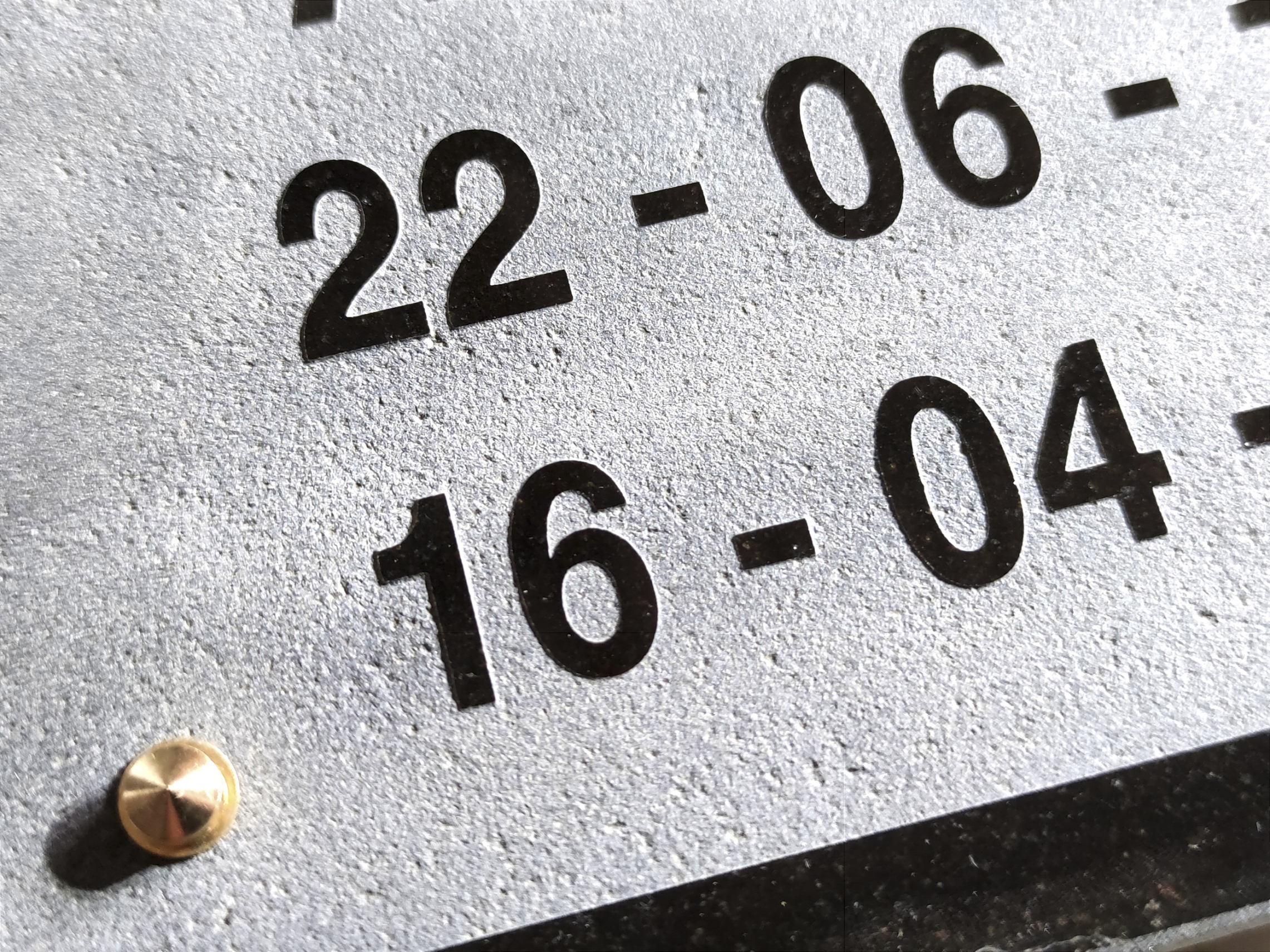 Gravure funéraire relief