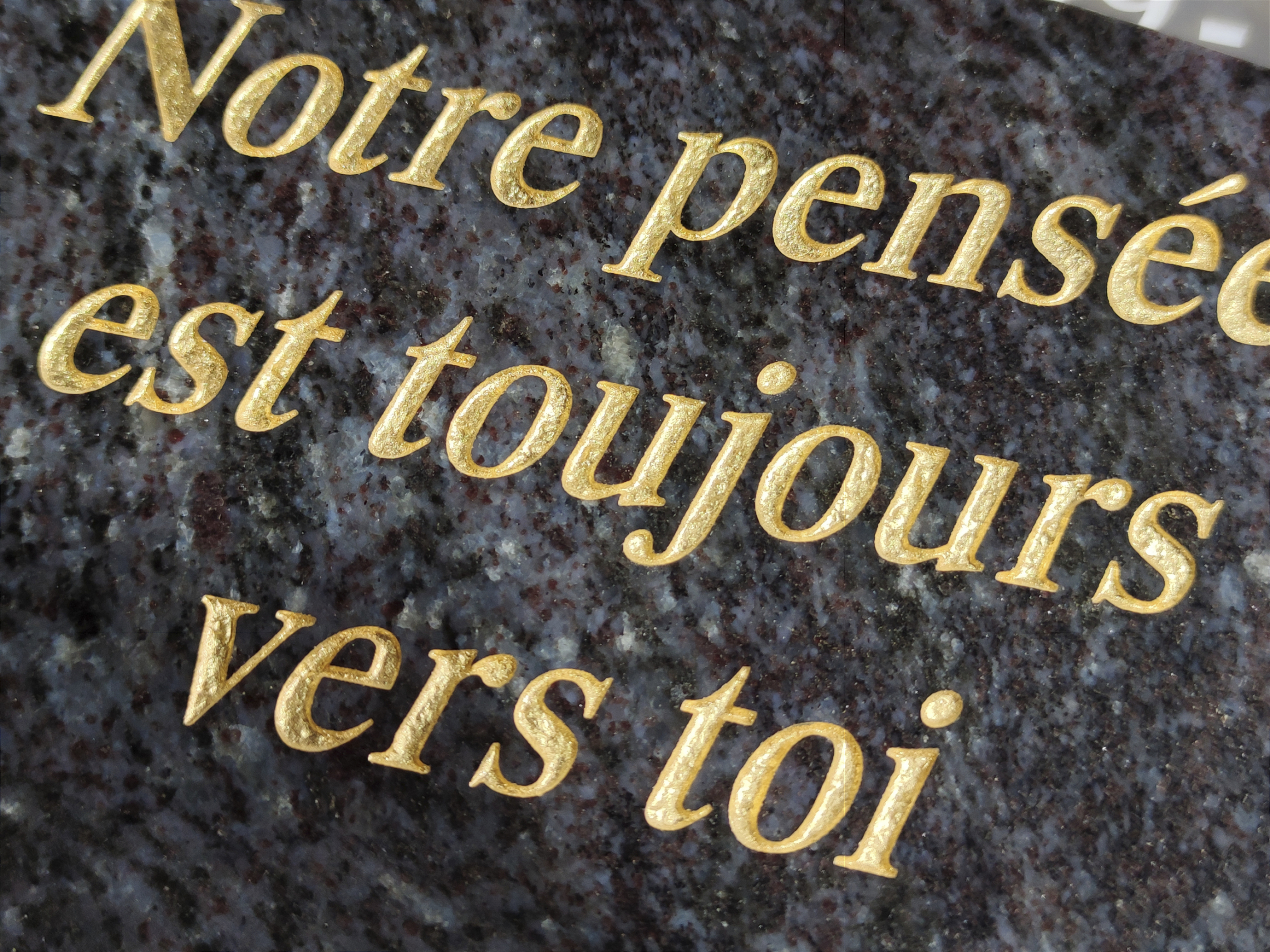 Gravure funéraire à la feuille d'or